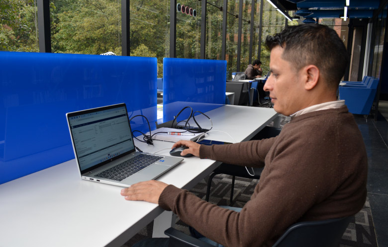 Male using laptop at la Pontificia Universidad Javeriana