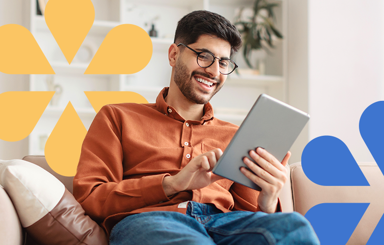 Ein Mann, der auf ein Tablet schaut