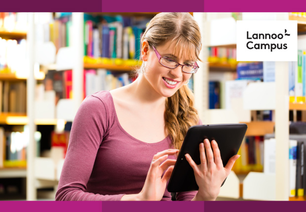 Studente leest op een tablet in een bibliotheekomgeving. Erbij het logo van Lannoo Campus.