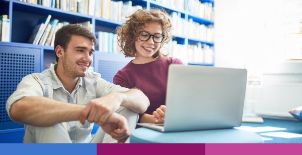 partnerství, muž a žena u počítače