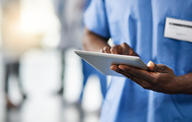 foto de manos de enfermero con tablet