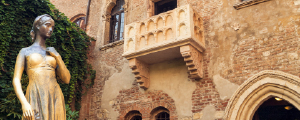 Bronze statue of Juliet and balcony by Juliet house, Verona, Italy.